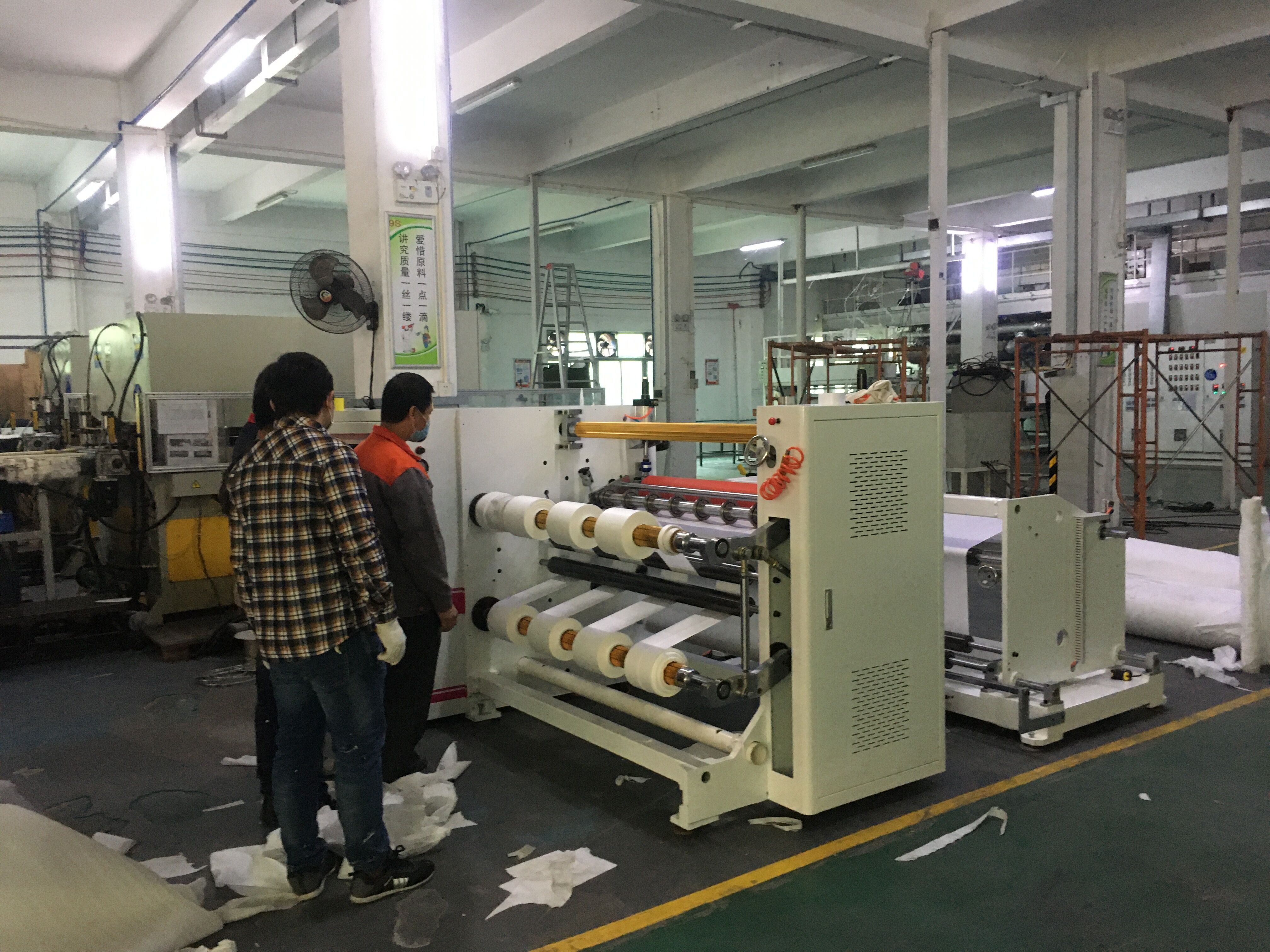 洲通机械为广州客户交付一套口罩材料分条机